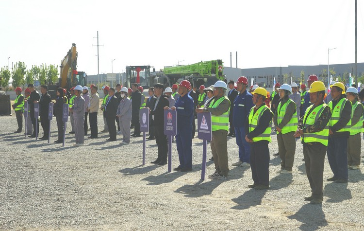 圖為參加開(kāi)工儀式的各單位代表列隊站立會(huì )場(chǎng)，周永忠攝_副本.JPG